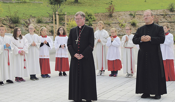 Eine Gruppe aus Pfarre und Gemeinde Niederwaldkirchen war bei der Visitation besonders stark vertreten: vierzig Ministrantinnen und Ministranten begrüßten den Bischof (rechts: Pfarrer Karl Arbeithuber).     