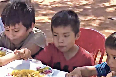 Auf den Videos sieht man, wie es sich die Kinder schmecken lassen.  