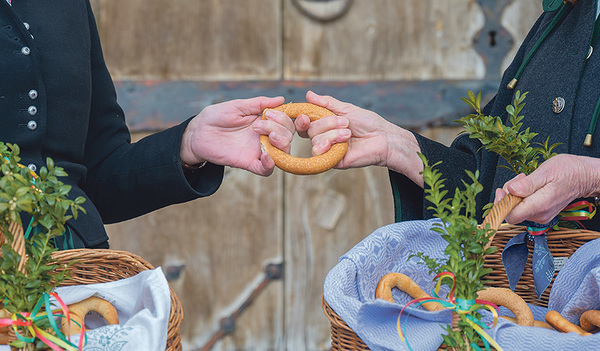 Gewonnen hat beim „Beugelreißen“, wer nach dem Zerbrechen des Gebäcks das größere Stück in der Hand hält.   