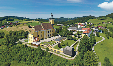 Blick auf das Stift Waldhausen, das einst eine mächtige Klosteranlage war.   