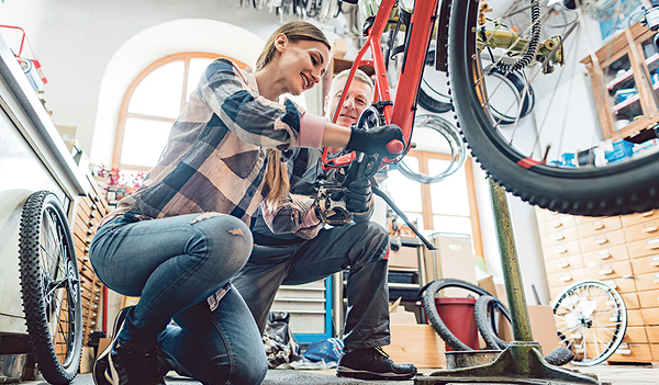 Im Repair Café tauscht man nicht nur praktisches Wissen aus, sondern plaudert auch gerne bei einer Tasse Kaffee.