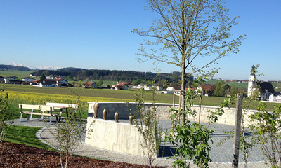 Vier-Kirchenweg mit Blick auf die Pfarrkirche Feldkirchen bei Mattighofen