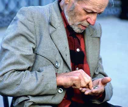 Alter Mann zaehlt seine letzten Muenzen
[(c) by BilderBox.com; Erwin Wodicka, A-4062 Breitbrunn. Tel.: 0043 676 5103 678. Veroeffentlichung nur nach unseren AGBs: www.bilderbox.com/agb.html. Bild honorarpflichtig! Konto DEU: Spk.Passau, BLZ 74050000