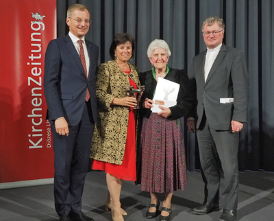 Anna Hackl wurde für ihr Lebenswerk ausgezeichnet. Den Preis überreichten Bischof Manfred Scheuer (rechts), Sozial-Landesrätin Gerstorfer und Landeshauptmann Thomas Stelzer (links).