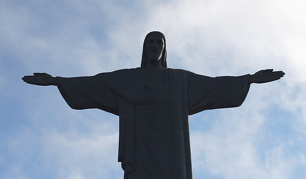 Der Mensch als Geschöpf Gottes steht unter dessen Segen. Im Bild: Die Christusstatue von Rio de Janeiro/Brasilien.   