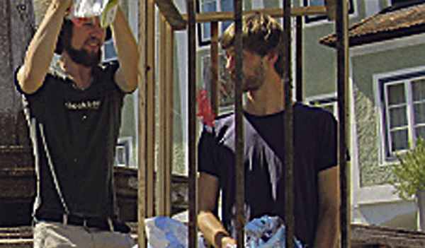 Eine Inszenierung wies auf den trotz aller Bemühungen stetig wachsenden Müllberg hin. Dabei versank ein Mensch – stellvertretend für den Planeten – im Plastikmüll.    