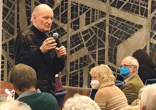 An die 270 Personen folgten im Saal und über Livestream dem Vortrag von Eugen Drewermann (im Bild) im Bildungshaus Schloss Puchberg, weitere 170 einen Tag später im Franziskushaus in Ried/Ikr. 