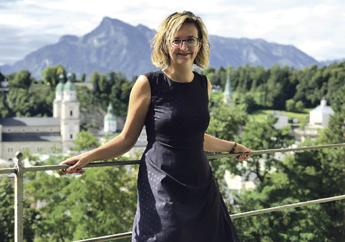 Aleksandra Nagele brachte nicht das Scheitern nach Salzburg, aber das öffentliche Sprechen darüber. Die jüngste „Fuckup Night“ gab es auf der Terrasse des Kapuzinerklosters. Auch in anderen Städten finden solche Abende regelmäßig statt.   