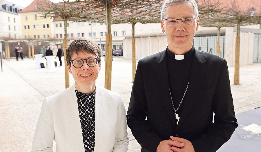 DBK-Vorsitzender Bischof Heiner Wilmer SCJ (re.) mit der wiederbestellten DBK-General­sekretärin Beate Gilles (li.). 