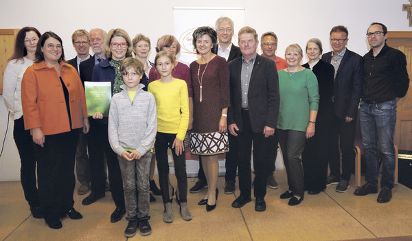 Die Pfarre Niederneukirchen gewann den 1. Preis. Unter den Gästen waren Pastoralamtsdirektorin Gabriele Eder-Cakl (2. v. l.), Michael Rosenberger, Umweltsprecher der Diözese (4. v. l.), und Umweltlandesrat Rudi Anschober (2. v. r.).  