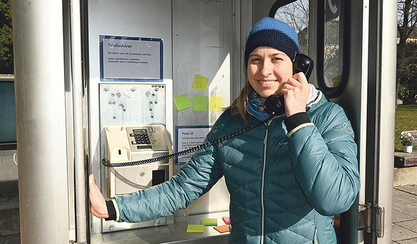 Auf dem Domplatz in Linz steht während der Fastenzeit eine Telefonzelle. Kein Geldeinwurf ist nötig. Abheben genügt und schon hört man Texte der Zuversicht.     