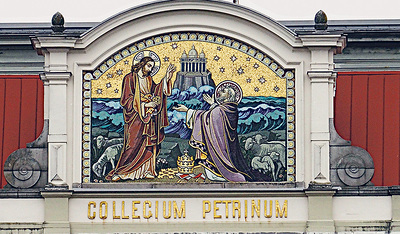 Mosaik an der Hauptfassade des Petrinums 