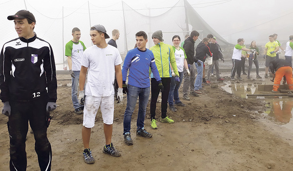 Die HTL-Absolventen machten aus dem schlammigen Boden einen ordentlich betonierten Sportplatz.   