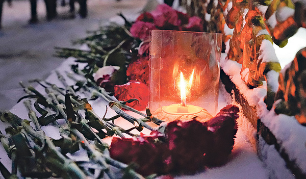 Im Gedenken an die Opfer der Unruhen in Kasachstan werden vielerorts Kerzen und Blumen niedergelegt, so auch vor der kasachstanischen Botschaft  in Moskau.  