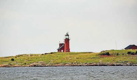 Der 1870 errichtete Leuchtturm auf der Insel Tylön bei Halmstad (Schweden).