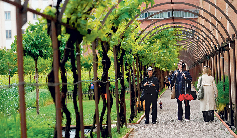Der Garten – der Pavillon des Heiligen Stuhls legt mystische Dimensionen offen und ist von Hildegard von Bingen inspiriert. 