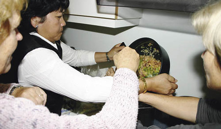 Internationaler Kochstammtisch der Pfarre Steyrerm?hl, Stadt Laakirchen, Frauen verschiedener Nationen  kochen miteinander