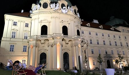 Eine Ausstellung im niederösterreichischen Stift Klosterneuburg beschäftigt sich kritisch mit dem Thema Geld. 