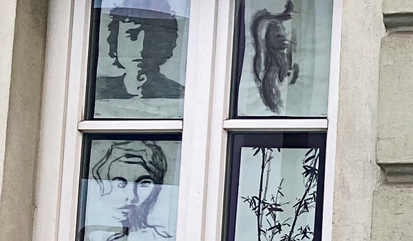 Beeindruckende Porträts hat Alva Hitsch geschaffen. Passanten können sie in den Fenstern der Steingasse 5 in Linz betrachten.  