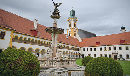 Der Hof des Augustiner-Chorherren-Stiftes Reichersberg mit seinem beeindruckenden Brunnen.     