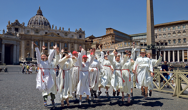50.000 Wasserflaschen, 40 Grad und ganz viel Gemeinschaft: Das erlebten Ministrant:innen auf Wallfahrt in der Ewigen Stadt. Aus OÖ waren 1.340 junge Christ:innen mit dabei. 