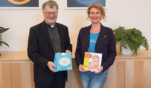 Bischof Manfred Scheuer mit aktion leben-Chefin Ingrid Koller   