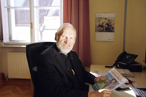 Bischofsvikar Wilhelm Vieböck ist nach seinem Onkel Franz Vieböck, Josef Wiener und Johann Bergsmann der vierte Herausgeber der 'KirchenZeitung'.