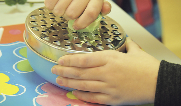 Alles Handarbeit. Aus den Rohseifen und Düften wurden an einem Nachmittag viele Kinderseifen hergestellt.  kiz7bh (7)