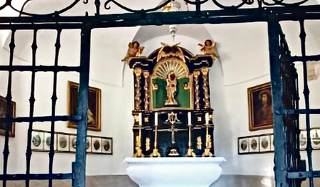 Blick in den Altarraum der Bründlkapelle von Ort im Innkreis.   