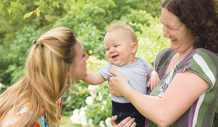 Ehrenamtliche unterstützen als „wellcome-Engel“ Familien mit Baby im ersten Jahr.  