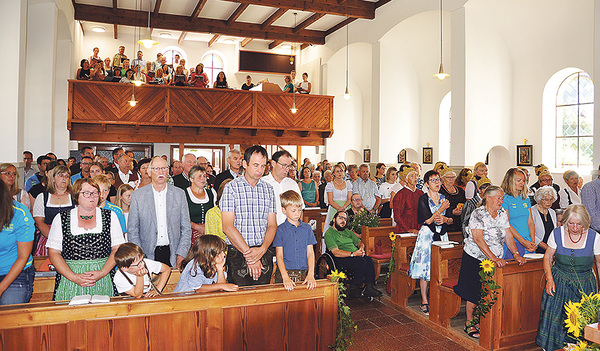Die gesteckt volle Kirche bei der Festmesse in Untergeng   