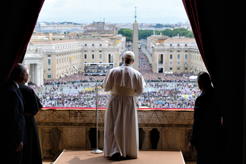 Papst Leo XIV. blickt beim Mittagsgebet am 11. Mai in die Menschenmassen, die sich auf dem Petersplatz und in der Via della Conciliazione drängen. Aufgrund der hohen Sicherheitsmaßnahmen kamen viele hinter den Absperrungen zum Petersplatz zu stehen. 