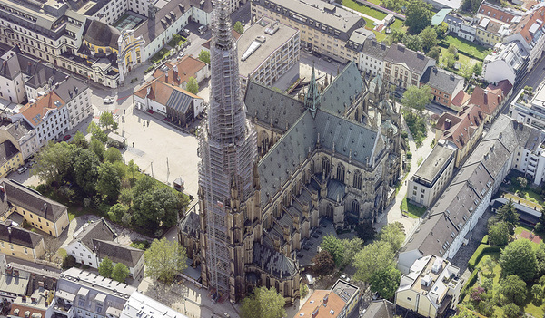 Der Linzer Mariendom mit dem zur Zeit eingerüsteten Turm. 