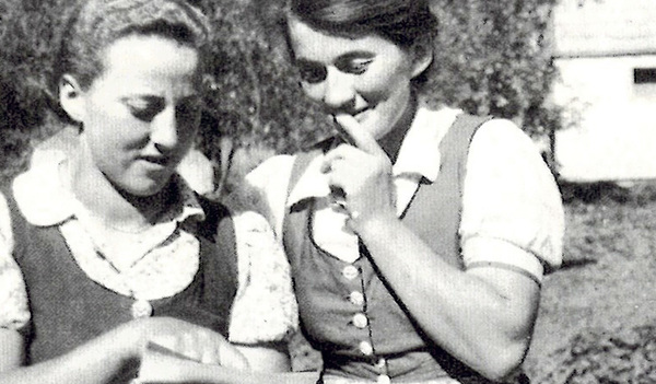 Nani (links) und Maridl  konnten sich aufeinander verlassen. Schon damals zeigt sich die spätere Sr. Innocentia willensstark, energisch und unerschrocken.       