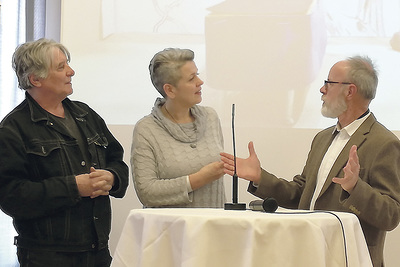 Eine Trauerkapelle für Pabneukirchen. Alois Mosbacher (Künstler) und Josef Rathmaier (Pfarrassistent) im Gespräch mit Elisabeth Mayr-Kern. Hermann Glettler war Hauptreferent zum Thema „Wozu Kunst in der Kirche?“.  