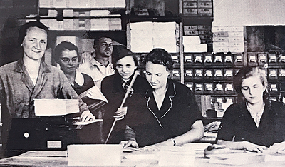Im Verlag arbeiteten auch viele weibliche Angestellte mit. 