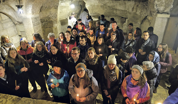 Die jungen Wallfahrer/innen aus Oberösterreich feiern in Bethlehem Gottesdienst.  