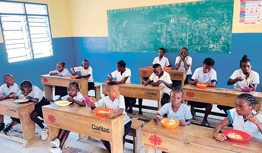 In der Gehörlosenschule in Matadi bekommen die Kinder Essen.  