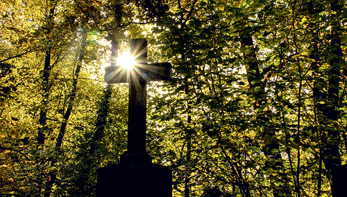 „Das Zeichen unserer Hoffnung, das Kreuz unseres Herrn Jesus Christus, sei aufgerichtet über deinem Grab. Der Herr schenke dir seinen Frieden.“ (aus der Begräbnisliturgie)   
