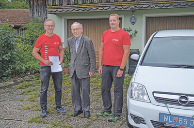 Johann Kaltseis (Bild Mitte) schenkte sein  Auto her.     