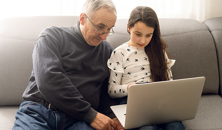 Wieviel Zeit darf ein Kind vor dem Bildschirm verbringen? Großeltern und Eltern haben da vielleicht verschiedene Ansichten.