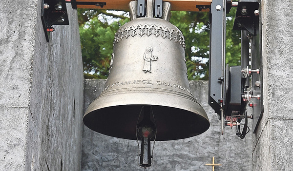 Ein Erlebnis: der Besuch in der Glockengießerei Perner. Initiator und Gestalter Rafael Hintersteiner freut sich über die Franziskusglocke aus Bronze, die seit Sonntag in Arbing zu hören ist.