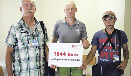 Kupfermuckn-Verkäufer Bella (li.) und Zoltan mit Stefan Hindinger (Armutsnetzwerk)  
