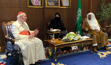 Kardinal Schönborn im Gespräch mit Scheich Abdullahtif bin Abdulaziz Al-Sheikh. 