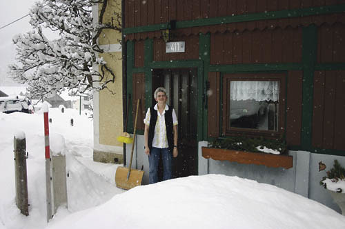 Veronika Posch, Gosau, vor ihrem Haus, Solidarit?tspreis-Einreicherin seit vielen Jahren, Schnee
