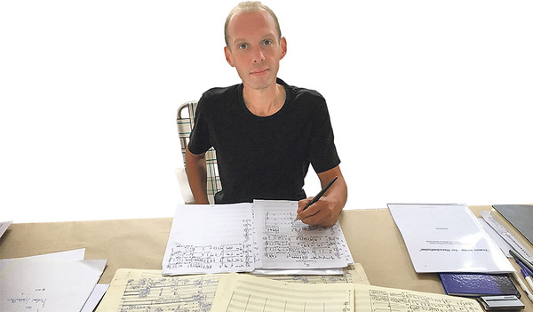 Der gebürtige Linzer lebt in Wien. Er ist Lehrer, Komponist, Chorleiter und Cellist. Er hat ein Requiem geschrieben, das in Linz  bei den Elisabethinen zu hören war. Sein neues Werk wird am 31. März im Stift Wilhering erklingen.