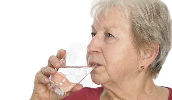 Viel Wasser trinken, auch ohne Durstgefühl.  