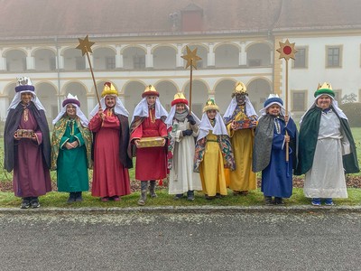 Mit drei Sternen und viel Engagement bringen Kinder der Stiftspfarre Reichersberg den Segen.