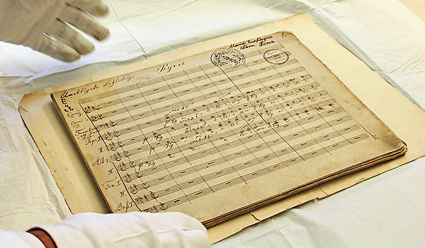 Im Diözesanarchiv sind wertvolle Dokumente, Originale und Realien (Gegenstände)  sicher verwahrt: hier im Bild die Originalpartitur der e-Moll-Messe –  das Kyrie aus Bruckners Hand.   