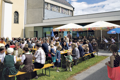 Die Pfarre Kirchschlag feierte mit Altbischof Aichern.   